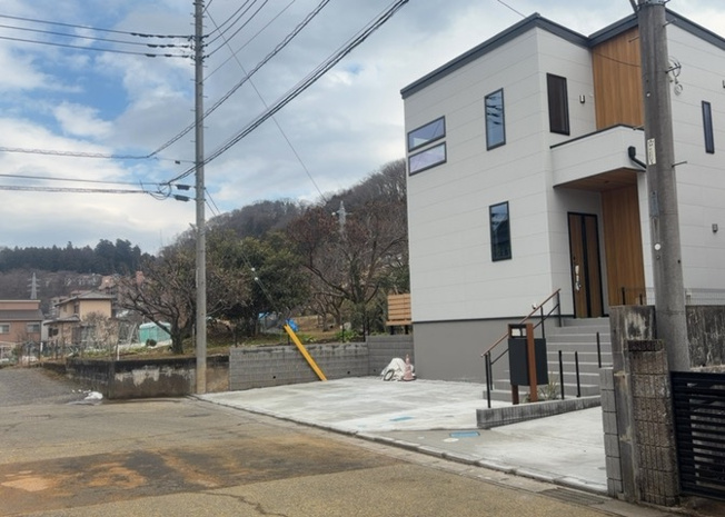【前面道路含む現地写真】 | 住宅用の土地では前面道路に2m以上接していなければならないと法律で定められています。しかし、お持ちの車のサイズやライフスタイルなどにより、2mでは利便が悪い場合もございますので、事前に確認しましょう。