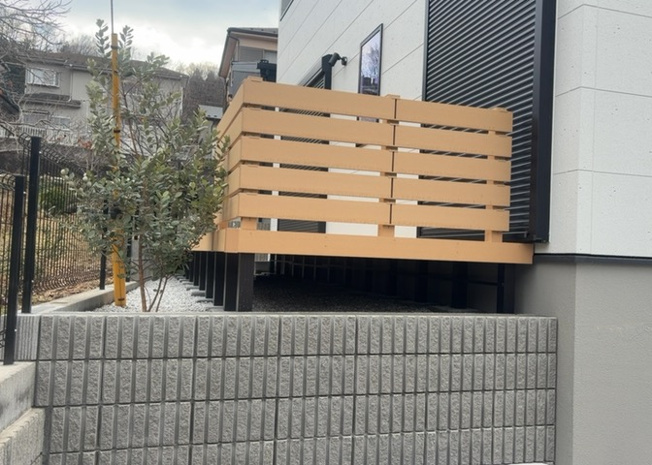 【庭】 | 庭があることでガーデニングや家庭菜園はもちろん、こどもの遊び場やペットを放して遊ぶことができます。また、家の周囲に余裕があるということです。隣地との間があれば、十分な日当たりと、風通しが確保できます。