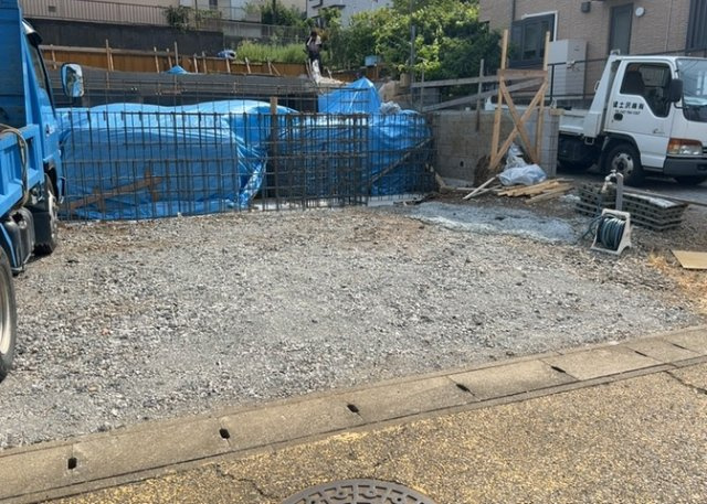 【駐車場】 | 車一台あたりに必要なスペースは、標準サイズの普通自動車で横幅2m50cm、長さ5mは必要になります。ただし、乗降のことも考慮して横幅3m30cm、長さ5m50cmほどは確保できるところを選びましょう。