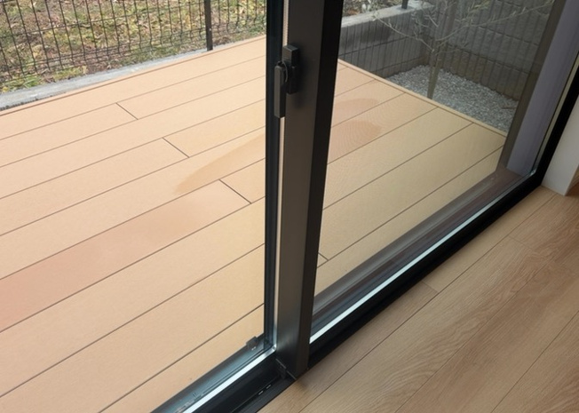 【内装】 | サッシとは、ガラス窓に使用される金属製の窓枠のことです。一般的に住宅建築では、金属製建具工事の段階で備え付けるもので、ガラス類や玄関、バスルームのスチール製のドアなどと同じタイミングで工事を行います。
