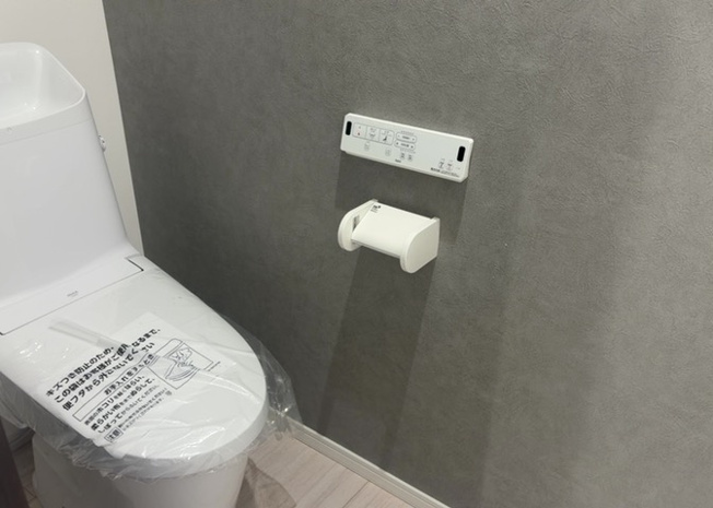【トイレ】 | トイレは大きさや形、機能、抗菌性などが異なる多種多彩なタイプが各メーカーから出ています。それぞれに良さがあるため、事前にどういったタイプのトイレがいいのかをご家庭内で決めて、内見に行くといいでしょう。