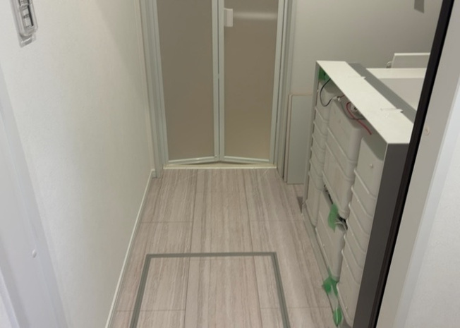 【脱衣所】 | 多くの戸建て住宅で見かける洗面脱衣所は、洗面台と洗濯機が2畳ほどのスペースに並べられていて、洗面所が脱衣所を兼ね備えている間取りが一般的です。お客様が利用することもある、パブリックな空間でもあります。