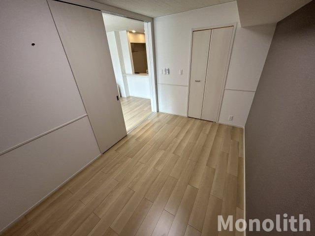 エタン・ロッシの洋室