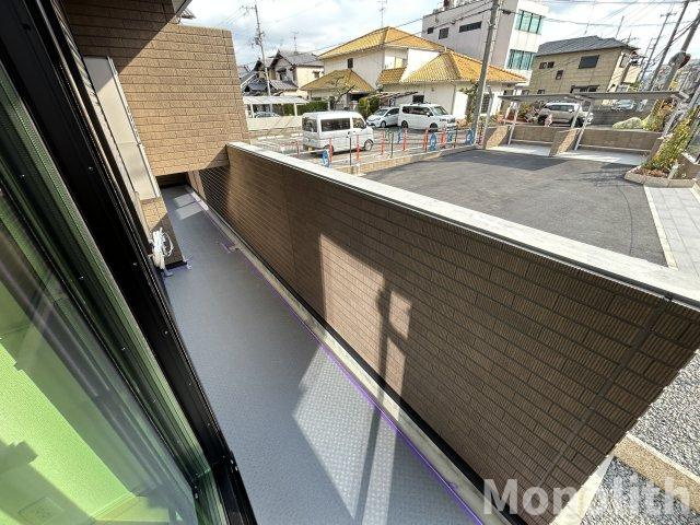 エタン・ロッシのバルコニー