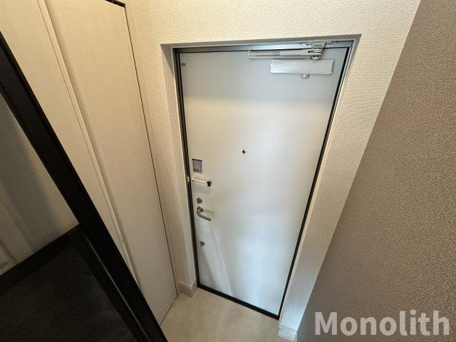 エタン・ロッシの玄関