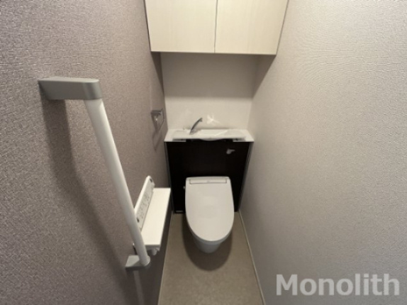 エタン・ロッシのトイレ