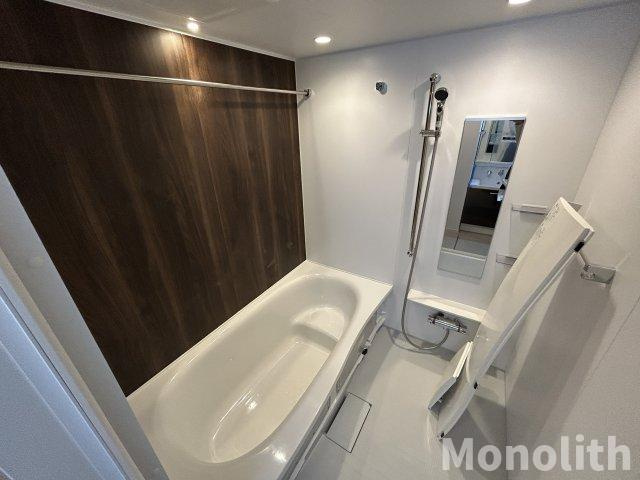 エタン・ロッシの浴室