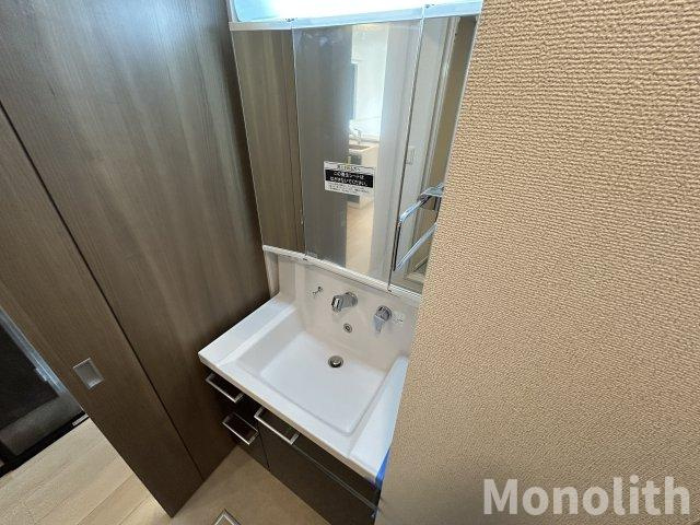 エタン・ロッシの洗面所