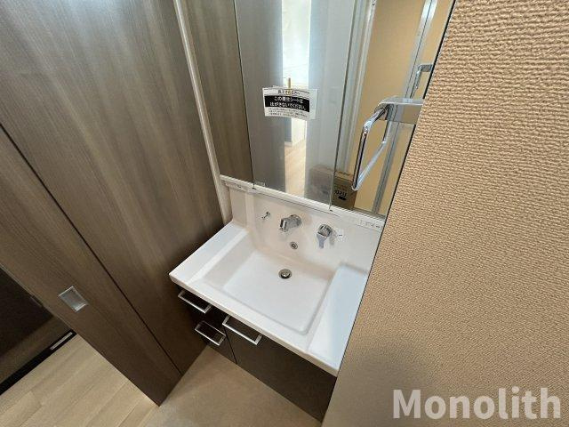 エタン・ロッシの独立洗面台