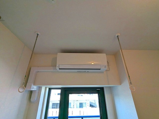 Due三ノ輪Ⅰの設備|5.1帖洋室の取り外し可能な室内物干し設備です