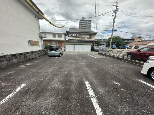 プレジール朝日の駐車場