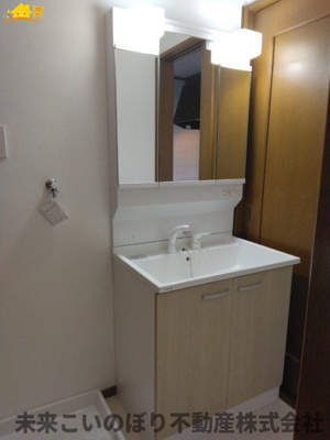 【独立洗面台】 | 久喜市西大輪5丁目中古戸建て | 鏡の裏は収納になっています。
スッキリ収納ができます！