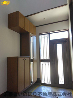 【玄関】 | 久喜市西大輪5丁目中古戸建て | 内側から見た玄関はとても開放感があり、気持ちよくお出かけができます。
収納もしっかりあるので家族の靴をきちんと片づけておけます。