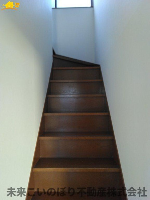 【内装】 | 久喜市西大輪5丁目中古戸建て | 階段スペースには手すりがついており安心です