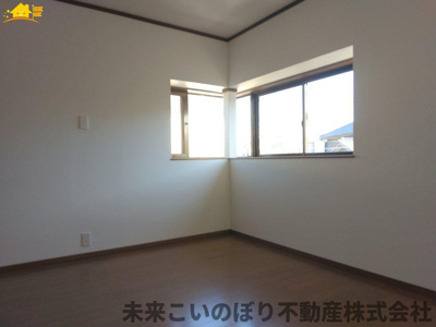 【子供部屋】 | 久喜市西大輪5丁目中古戸建て | 二面採光のお部屋で日当たり通風良好です！
収納も大きく過ごしやすいです。お子さんのお部屋にいかがでしょうか