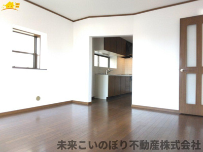 【居間・リビング】 | 久喜市西大輪5丁目中古戸建て | 一日の中で多くの時間を過すことになるリビングダイニングだからこそ、いつも穏やかな空間であることが必然。爽やかな通風と採光を存分に感じる事が出来る空間です。