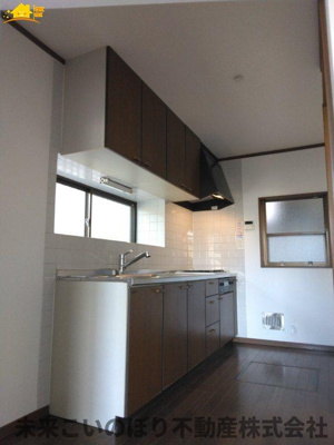 【キッチン】 | 久喜市西大輪5丁目中古戸建て | お料理に集中できる独立型キッチン！音や匂いがダイニングに届きにくいのが特徴です。壁面が多いので収納スペースにも余裕ができ急な来客の際に積み重なった食器を見られてしまったなんてことも防げますよ！