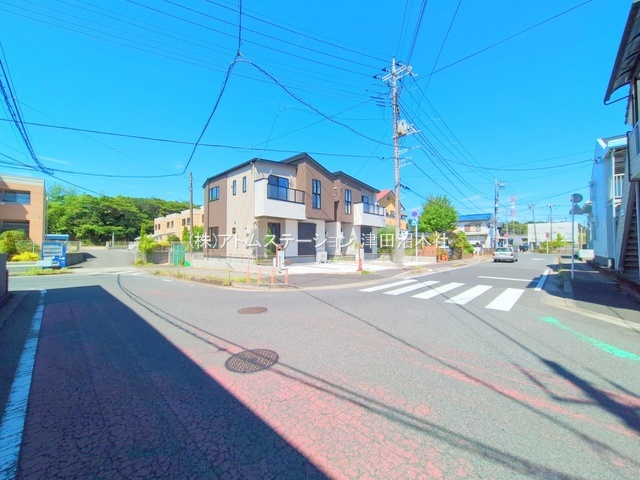 【前面道路含む現地写真】 | アトムセレクト船橋市前貝塚町２期　1号棟
