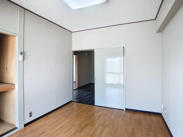 千歳山マンションの洋室