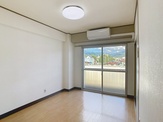 千歳山マンションの洋室