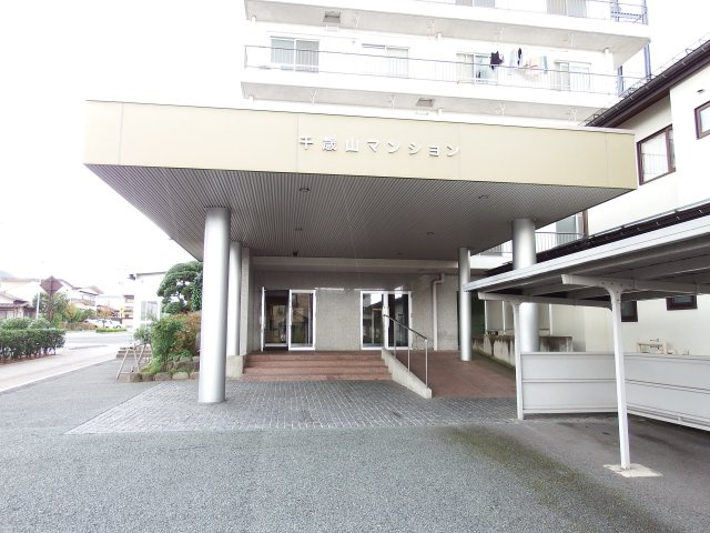 千歳山マンションのエントランス