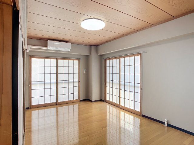 千歳山マンションの洋室