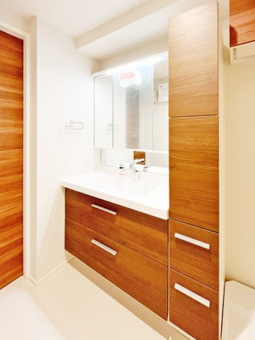 アルビオン　コートの洗面所|3面鏡のシャンプードレッサー♪上部に収納棚もございます