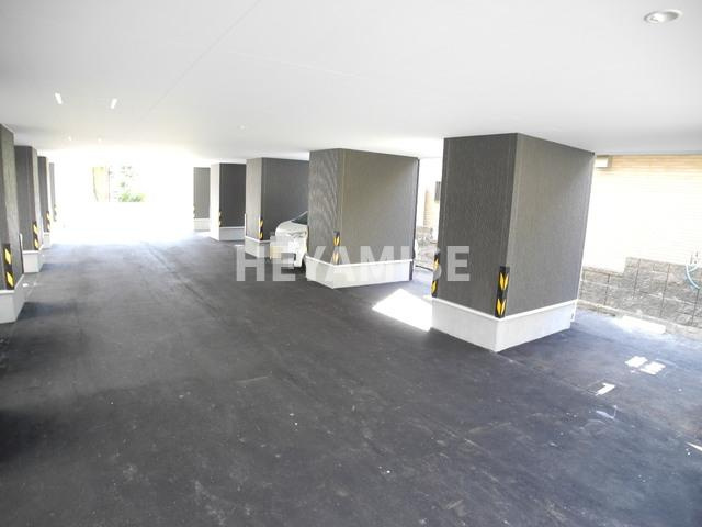 フォレスト旭の駐車場