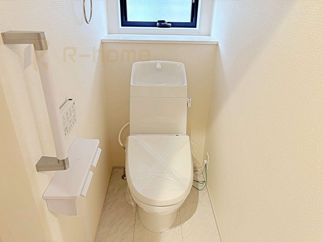 水戸市見川12期　新築戸建て　1号棟のトイレ|温水洗浄便座付きのトイレ。
トイレが２ヵ所設置で朝の忙しい時間でも安心です。