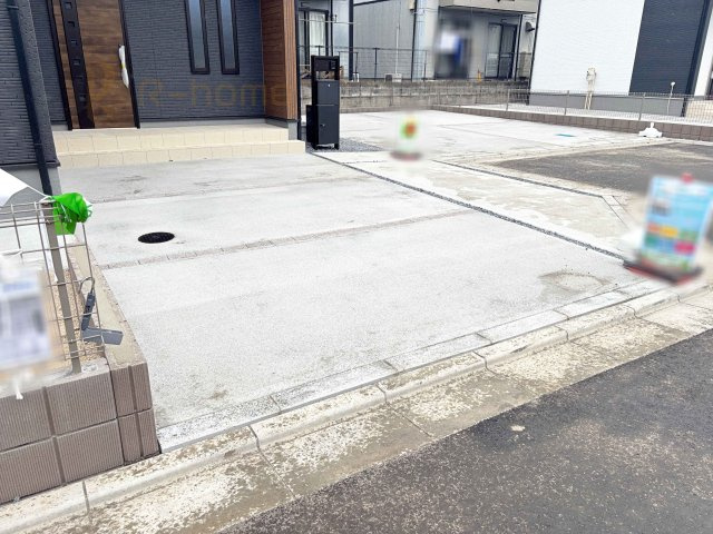 水戸市見川12期　新築戸建て　1号棟の駐車場|カースペースは3台完備。ゲスト用のスペースも確保できますね♪