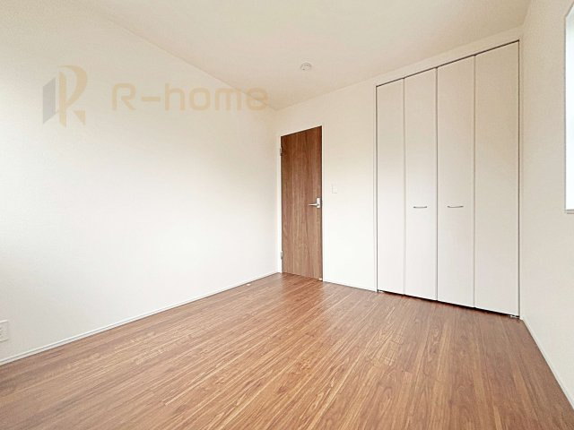 水戸市見川12期　新築戸建て　1号棟の洋室|どんな部屋家具も合わせやすいシンプルな洋室！
たっぷりの日差しと心地よい風が舞い込む住まい♪