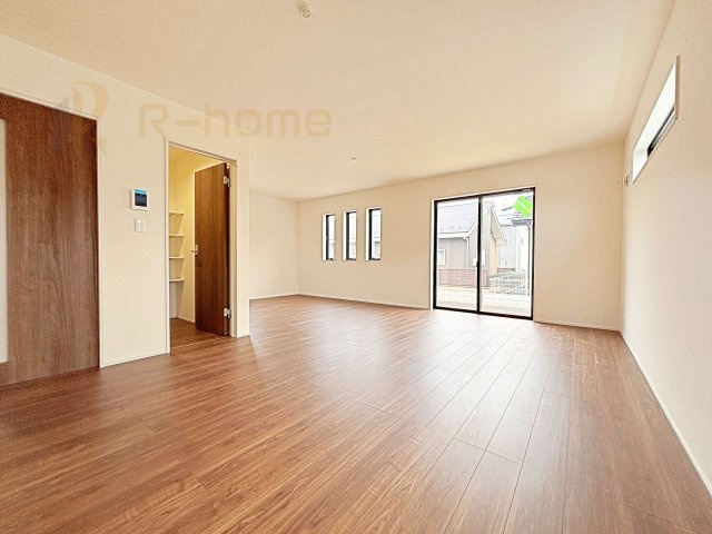 水戸市見川12期　新築戸建て　1号棟の居間・リビング|リビングには開口部を可能な限り多く設けました。人が集まる場所なので開放感が必要な場所だと思います。