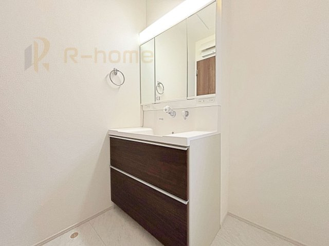 水戸市見川12期　新築戸建て　1号棟の洗面所|三面鏡の使いやすい洗面台です。忙しい朝も家族みんなで身支度可能なスペース。