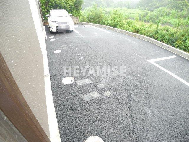 エステートサトウ14の駐車場