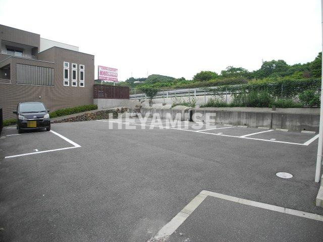 エステートサトウ12の駐車場