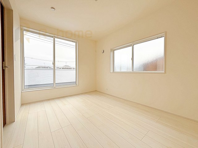 水戸市見川12期　新築戸建て　2号棟の洋室|2面窓の風通しの良い洋室です♪差し込む暖かな陽当たりで、室内がくつろげる空間に早変わりです♪