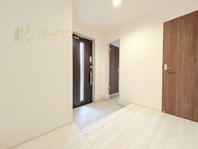 水戸市見川12期　新築戸建て　2号棟の玄関|玄関には便利なシューズインクローゼットを設置。アウトドア用品やベビーカーなどの収納に役立ちますね♪