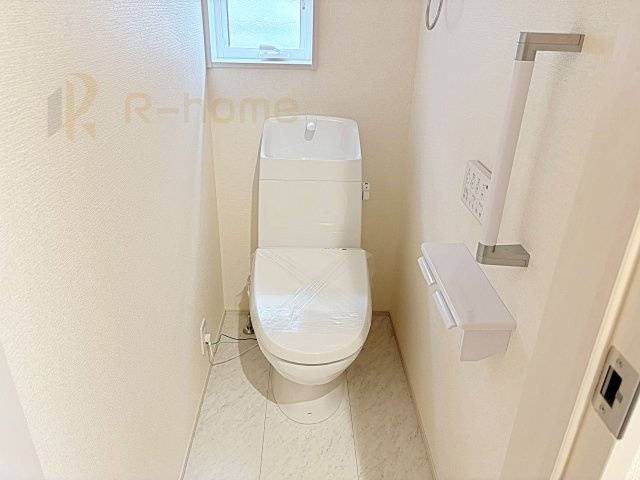 水戸市見川12期　新築戸建て　2号棟のトイレ|温水洗浄便座付きのトイレ。
トイレが２ヵ所設置で朝の忙しい時間でも安心です。