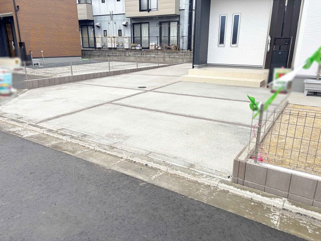 水戸市見川12期　新築戸建て　2号棟の駐車場|カースペースは3台完備。ゲスト用のスペースも確保できますね♪