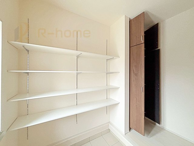 水戸市見川12期　新築戸建て　2号棟の玄関|たっぷり収納できるシューズインクローゼット！玄関周りがスッキリ片付きます♪