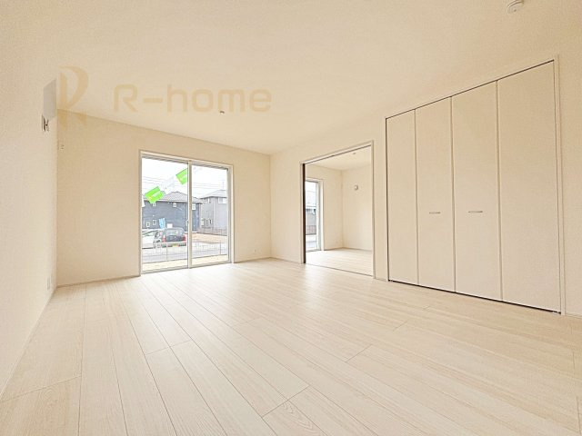 水戸市見川12期　新築戸建て　2号棟の居間・リビング|開放感のあるリビングには収納スペースもあり、ゆったりした空間を保てます♪