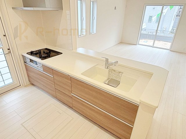 水戸市見川12期　新築戸建て　2号棟のキッチン|料理をしながら家族とコミュニケーションが取れる対面式システムキッチン。