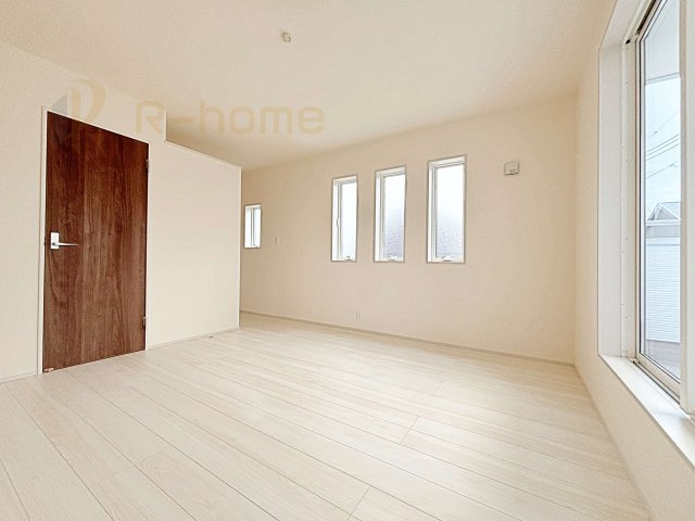 水戸市見川12期　新築戸建て　2号棟の洋室|収納便利なウォークインクローゼット付きの洋室♪
明るく風通しの良いお部屋です♪