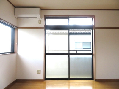 【洋室】 | ガーデンフラット | 南洋室