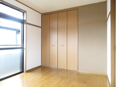 【洋室】 | ガーデンフラット | 南洋室