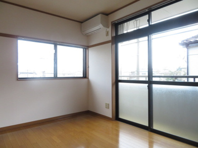 【洋室】 | ガーデンフラット | 南洋室