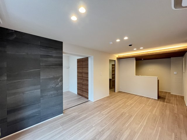 アルビオン　コートの居間・リビング|IoT対応で外出先から家電製品を操作可能♪