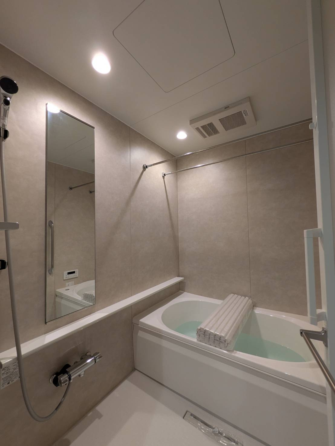 アルビオン　コートの浴室|一日の疲れを癒すオートバスは追い焚き機能♪浴室乾燥機付き