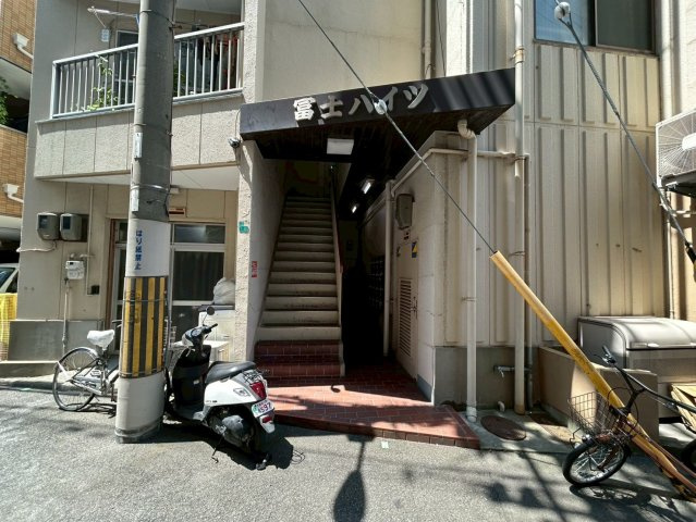 富士ハイツのエントランス