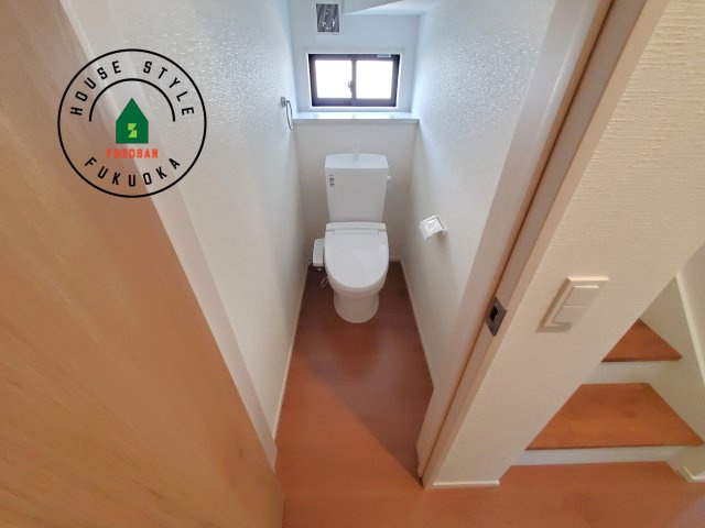 福津市福間南5丁目第5-3棟（2号棟）の内観：施工例|温水洗浄便座を完備しております。2ヶ所にトイレがあるのは朝の慌ただしい時間も安心です。